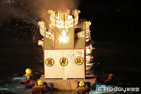 ▲基隆中元祭重頭戲！望海巷施放水燈頭。（圖／記者郭世賢翻攝）