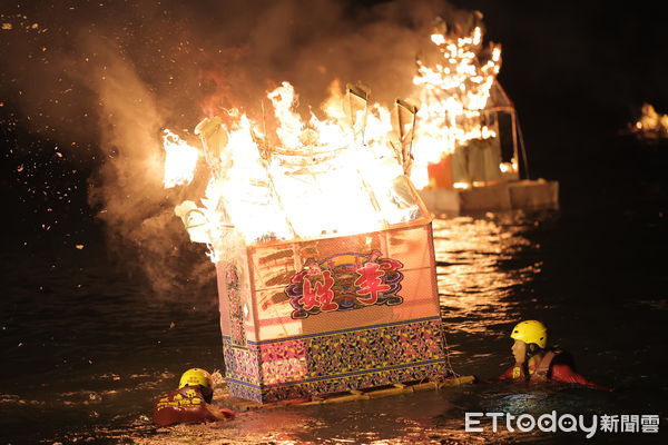 ▲基隆中元祭重頭戲！望海巷施放水燈頭。（圖／記者郭世賢翻攝）