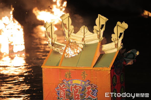 ▲基隆中元祭重頭戲！望海巷施放水燈頭。（圖／記者郭世賢翻攝）