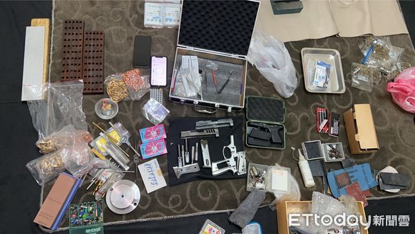 ▲▼嫌犯以汽修廠為掩護，從事改造槍枝之不法行為，還搜出卡西酮、安非他命等毒品。（圖／記者林東良翻攝）