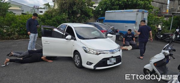 ▲▼             宜蘭40歲男子疑因毒品、債務糾紛，被海扁一頓後擄上車。（圖／記者游芳男翻攝，下同）