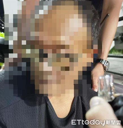 ▲中壢警方與支援警力順利壓制曲姓男子，並起出「喪屍煙彈」等證物。（圖／記者沈繼昌翻攝）