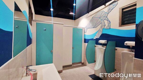 ▲基隆33校「美學廁所」上路 海洋主題超吸睛。（圖／記者郭世賢翻攝）