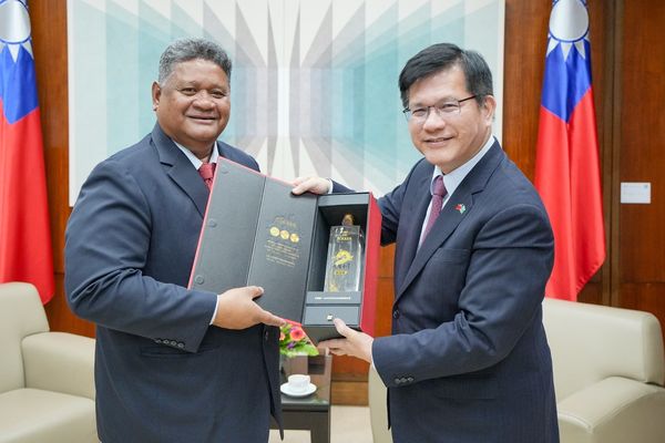 ▲外交部長林佳龍（右）贈禮給帛琉共和國國務部長艾古斯（Hon. Gustav Aitaro，左）。（圖／外交部提供）