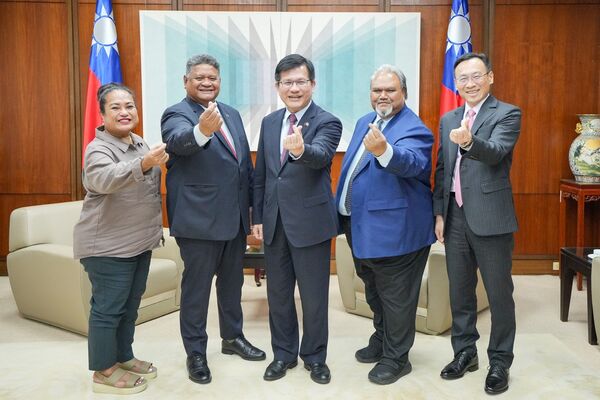 ▲▼外交部長林佳龍（中）與帛琉國務部長艾古斯（Hon. Gustav Aitaro，左二）伉儷合影留念。       （圖／外交部提供）