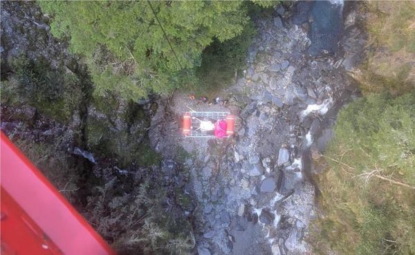 ▲▼消防人員透過直升機吊作業成功救援。（圖／翻攝自Facebook／消防署特種搜救隊）