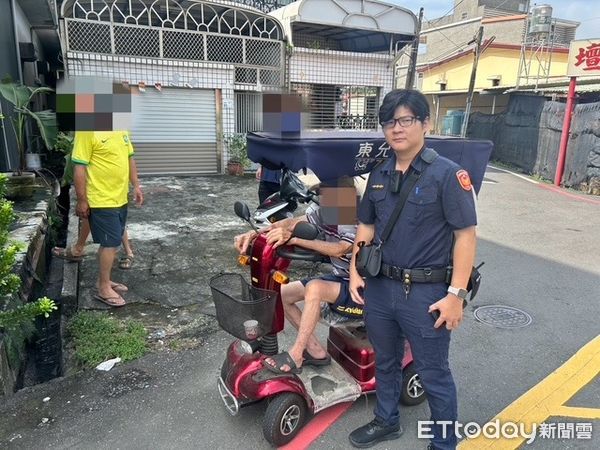 ▲內埔警分局員警助林姓老翁返家。（圖／記者陳崑福翻攝）