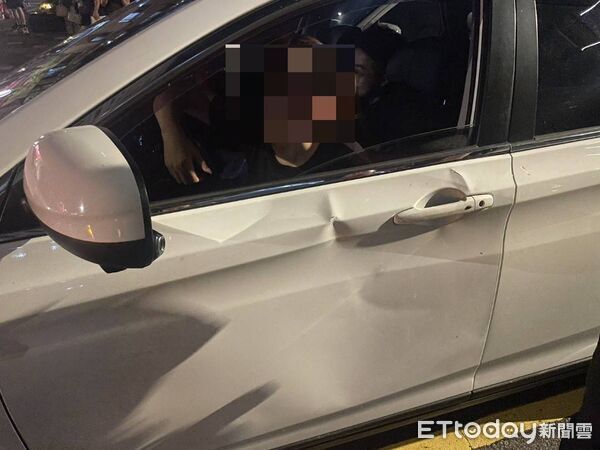 ▲▼他喝爛醉站馬路攔車，當街砸車猛嗆「你撞我啊」。（圖／記者邱中岳翻攝）