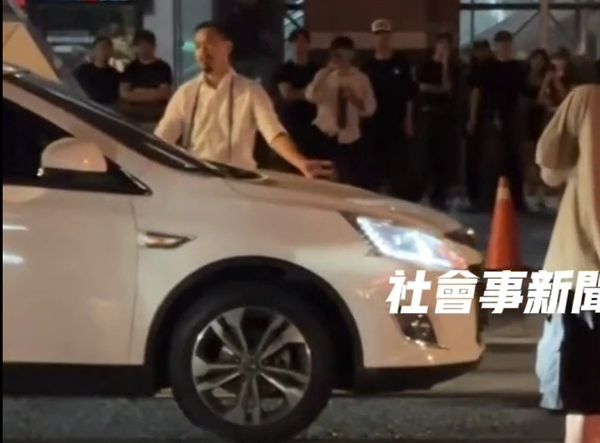 ▲▼他喝爛醉站馬路攔車，當街砸車猛嗆「你撞我啊」。（圖／翻攝《社會事新聞影音》）