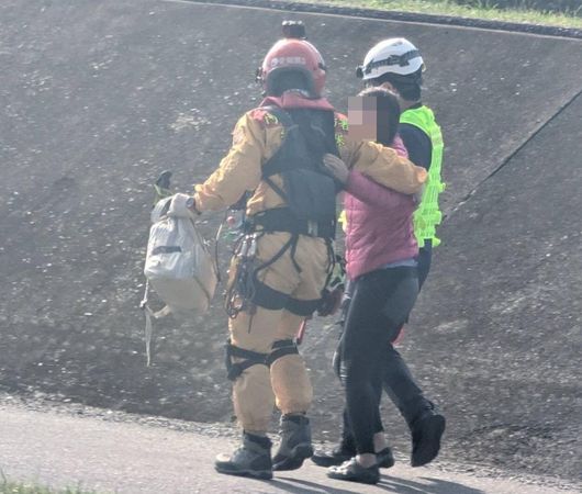 ▲▼李婦意識清楚無生命危險，花蓮縣消防局救護車協助送醫。（圖／空勤總隊提供）