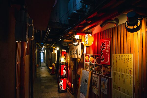 日本一名年薪數百萬的退休老伯至居酒屋打工，因太愛提過往職場經歷而造成客人反感。（示意圖，取自Pexels）