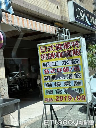 ▲男子持鐵橇破壞自家店家招牌，警方迅速趕抵現場處理。（記者林東良翻攝，下同）