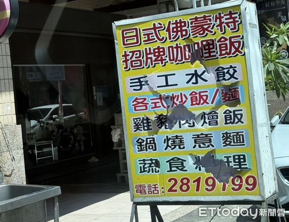 ▲男子持鐵橇破壞自家店家招牌，警方迅速趕抵現場處理。（記者林東良翻攝，下同）