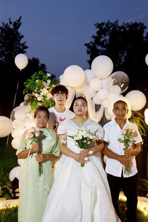 ▲▼今年8月，在一位影片部落客的幫助下，胡心瑤把自己「嫁給了」自己。（圖／翻攝封面新聞）