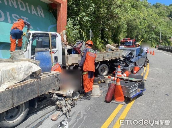 ▲▼             新店嚴重車禍，受傷3名工人中一人命危。（圖／記者陳以昇翻攝）