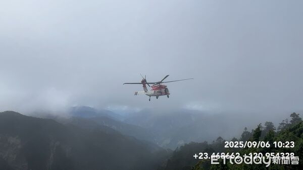 ▲▼女山友登玉山不慎摔傷，由直升機吊掛作業成功救援下山。（圖／記者高堂堯翻攝）
