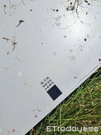 ▲▼             台東海灘發現疑似墜落黑鷹的殘殘骸。（圖／民眾提供，下同）