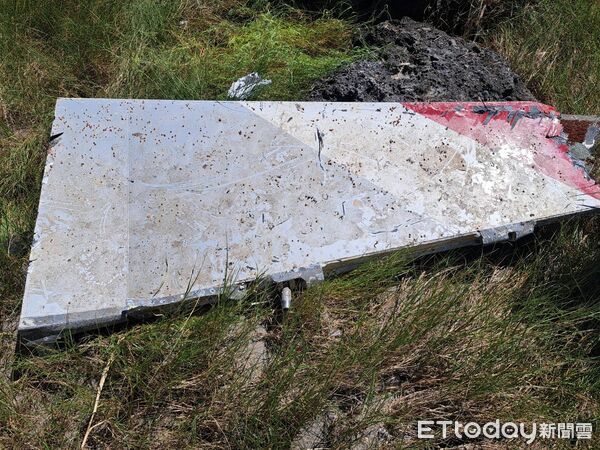 ▲▼             台東海灘發現疑似墜落黑鷹的殘殘骸。（圖／民眾提供，下同）