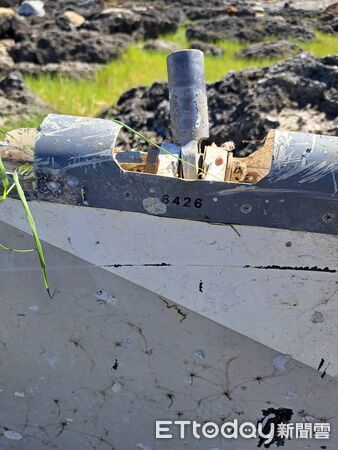 ▲▼             台東海灘發現疑似墜落黑鷹的殘殘骸。（圖／民眾提供，下同）
