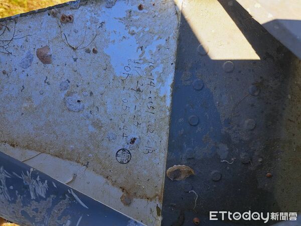 ▲▼             台東海灘發現疑似墜落黑鷹的殘殘骸。（圖／民眾提供，下同）