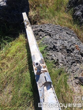 ▲▼             台東海灘發現疑似墜落黑鷹的殘殘骸。（圖／民眾提供，下同）