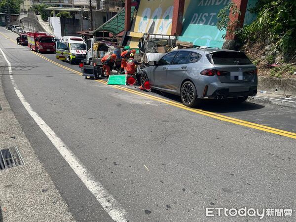 ▲▼             新店BMW衝撞施工貨車，1名工人傷重不治。（圖／記者陳以昇翻攝，下同）