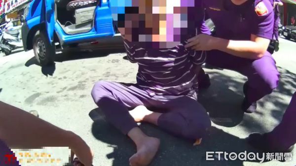 ▲▼三重警方將曾姓搬家工人壓制逮捕，警方在車內搜出2顆依托咪酯煙彈             。（圖／記者陳以昇翻攝）