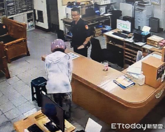 ▲東港警方幫助日籍女子解決燃眉之急。（圖／記者陳崑福翻攝）