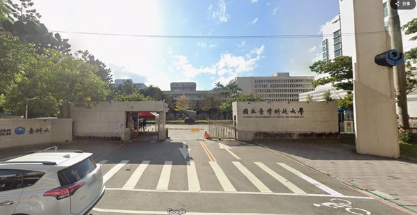 ▲▼台科大樓梯間燒雜物，濃煙從窗戶竄天際。（圖／畫面翻攝Google Map）