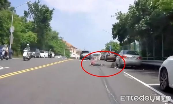 ▲▼獼猴欲劫走阿嬤手中的水果。（圖／threads/1xyz_yo提供）