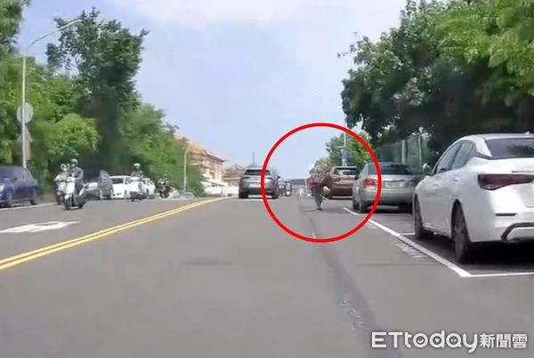 ▲▼獼猴欲劫走阿嬤手中的水果。（圖／threads/1xyz_yo提供）