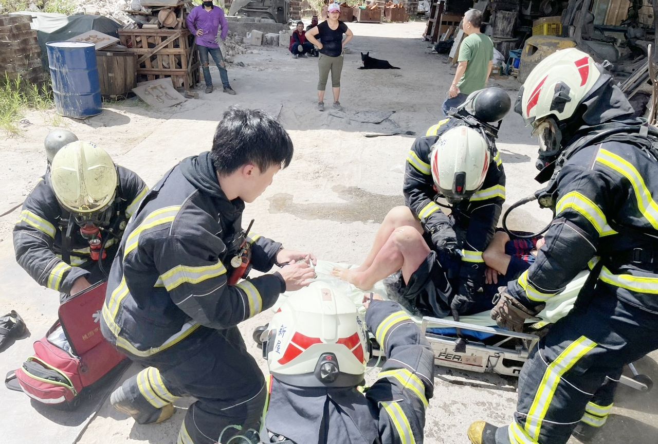 工廠二氧化碳外洩！業者凍傷「黏在儲存槽上」　消防噴水解凍救人