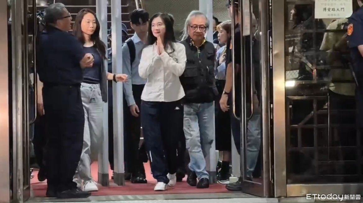 快訊／不用再抓蟑螂！應曉薇「完成交保」 面帶微笑雙手合十現身
