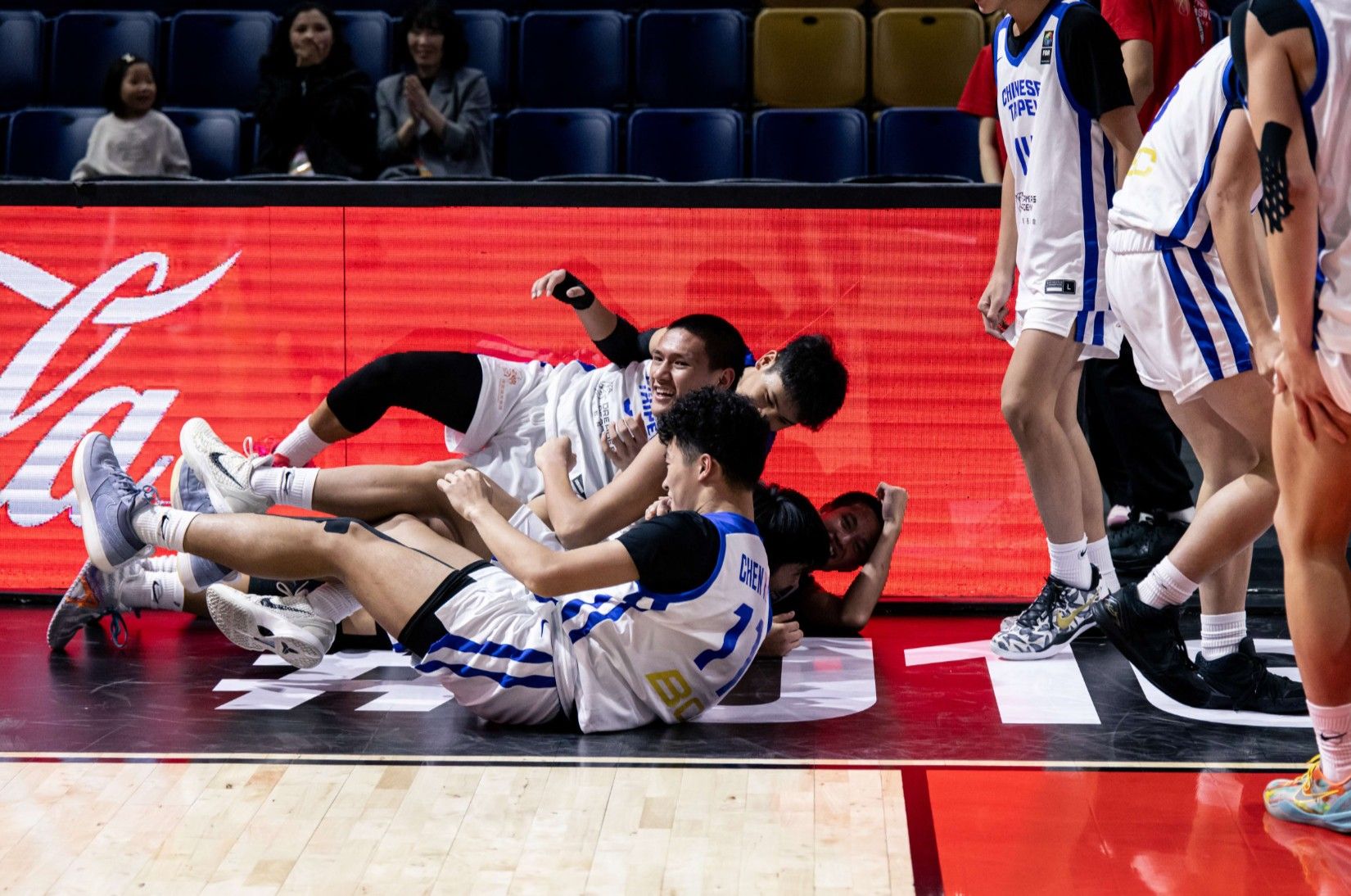 ▲▼中華U16男籃在亞洲盃排名賽靠王以勒壓哨三分逆轉巴林，全隊激動慶祝。（圖／取自FIBA官網）