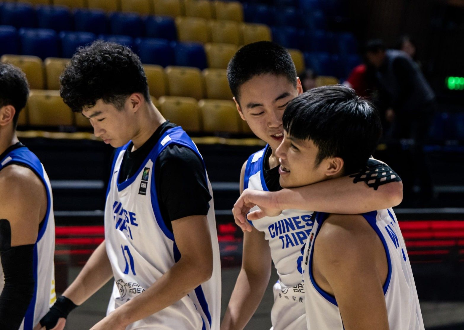 ▲▼中華U16男籃在亞洲盃排名賽靠王以勒壓哨三分逆轉巴林，全隊激動慶祝。（圖／取自FIBA官網）