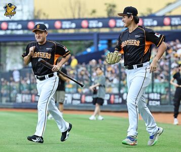 虎魂不滅？巨人傳奇齋藤雅樹開球　平野惠一拎球棒搞笑揪美美蹲捕