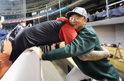 林智勝引退賽前相擁　洪一中：你值得大場面！好好休息傳承經驗