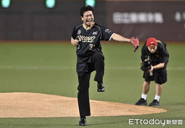 ▲ 林智勝引退系列賽第二戰，原棒協創始球員陳義信開球。（圖／記者李毓康攝）
