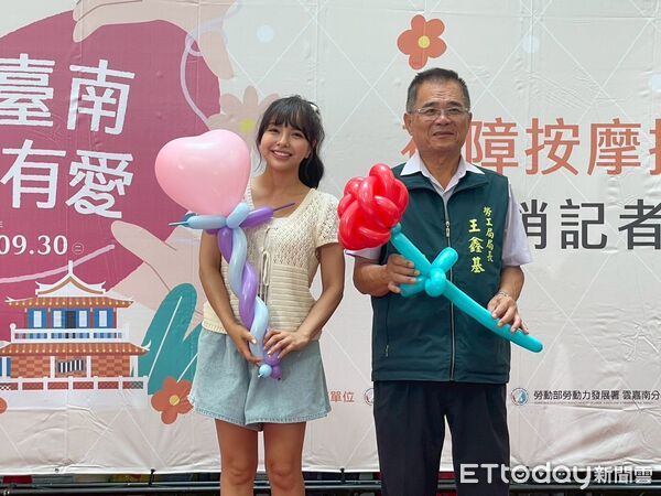 ▲「手護台南Hand有愛」行銷活動熱鬧登場，藝人徐凱希親臨現場支援視障按摩。（記者林東良翻攝，下同）