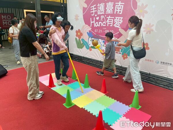 ▲「手護台南Hand有愛」行銷活動熱鬧登場，藝人徐凱希親臨現場支援視障按摩。（記者林東良翻攝，下同）