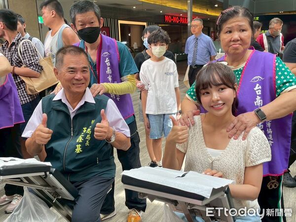 ▲「手護台南Hand有愛」行銷活動熱鬧登場，藝人徐凱希親臨現場支援視障按摩。（記者林東良翻攝，下同）
