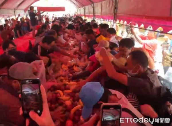 ▲北港朝天宮水果山。（圖／記者游瓊華翻攝）