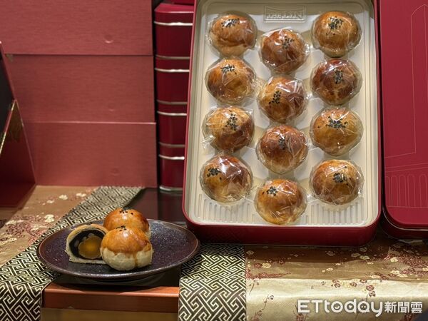 ▲林皇宮推出松子蛋黃酥，每年熱銷萬顆。（圖／記者許宥孺攝）