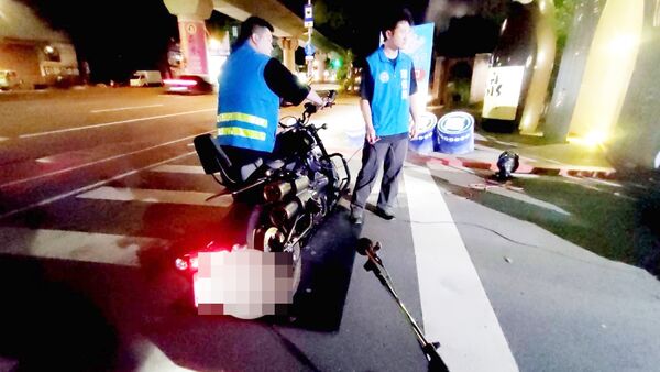 ▲桃園市龜山警方昨晚配合環保局於轄區實施改裝噪音車輛聯合稽查勤務。（圖／龜山警方提供）