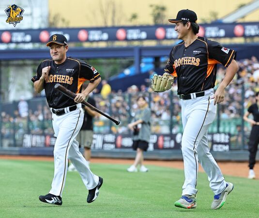 ▲▼齋藤雅樹開球，平野惠一、鄭浩均登場。（圖／中信兄弟提供）