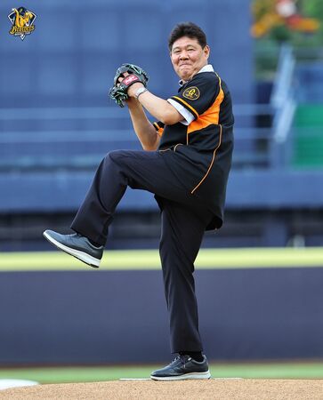 ▲▼齋藤雅樹開球，平野惠一、鄭浩均登場。（圖／中信兄弟提供）