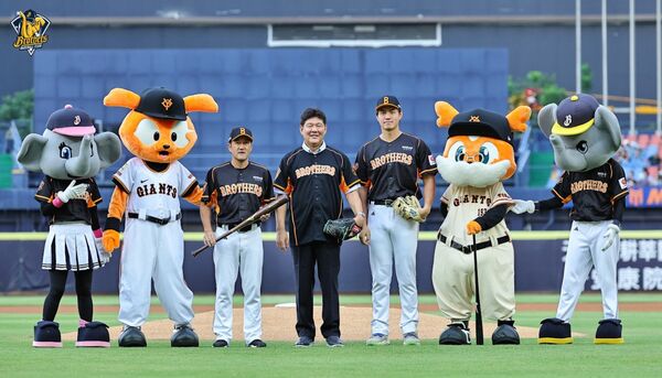 ▲▼齋藤雅樹開球，平野惠一、鄭浩均登場。（圖／中信兄弟提供）