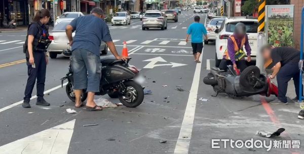 ▲台南府前路二段發生機車與微電車碰撞事故，2名騎士均送醫救治。（記者林東良翻攝，下同）