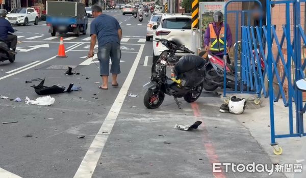 ▲台南府前路二段發生機車與微電車碰撞事故，2名騎士均送醫救治。（記者林東良翻攝，下同）