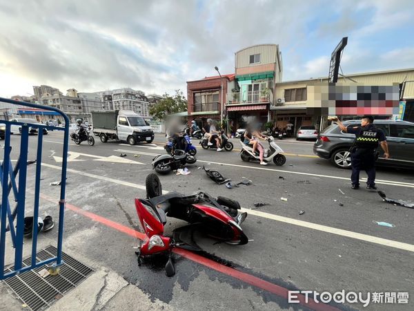 ▲台南府前路二段發生機車與微電車碰撞事故，2名騎士均送醫救治。（記者林東良翻攝，下同）